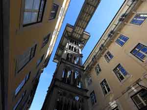 Photo prise au pied de l'elevador de Santa Justa avec vue sur la passerelle qui permet de rejoindre la rua do Carmo