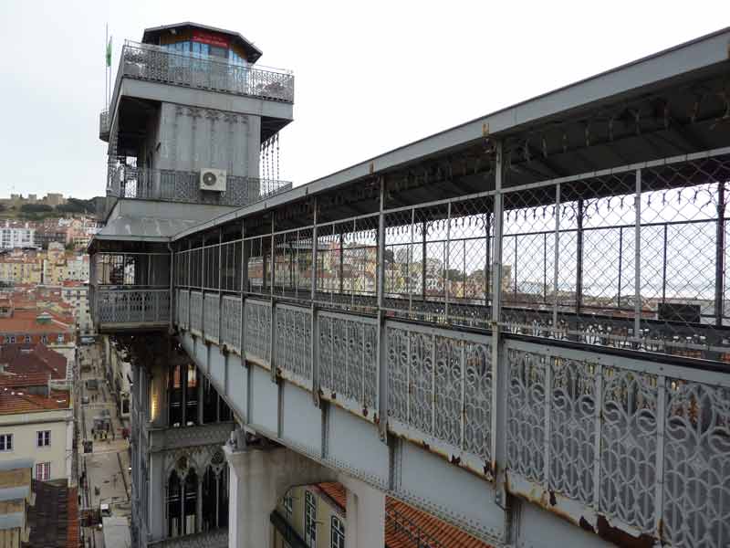 Photo de la passerelle de l'elevador de Santa Justa qui permet de rejoindre la rua do Carmo (Lisbonne, Portugal)