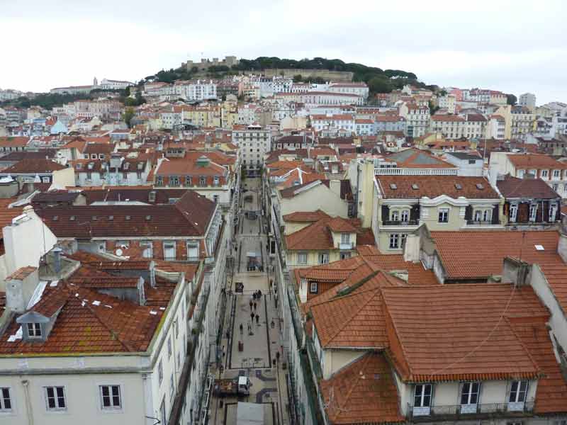 Vue sur la rue de Santa Justa et sur le château Saint-Georges depuis la plateforme d'observation de l'elevador de Santa Justa de Lisbonne