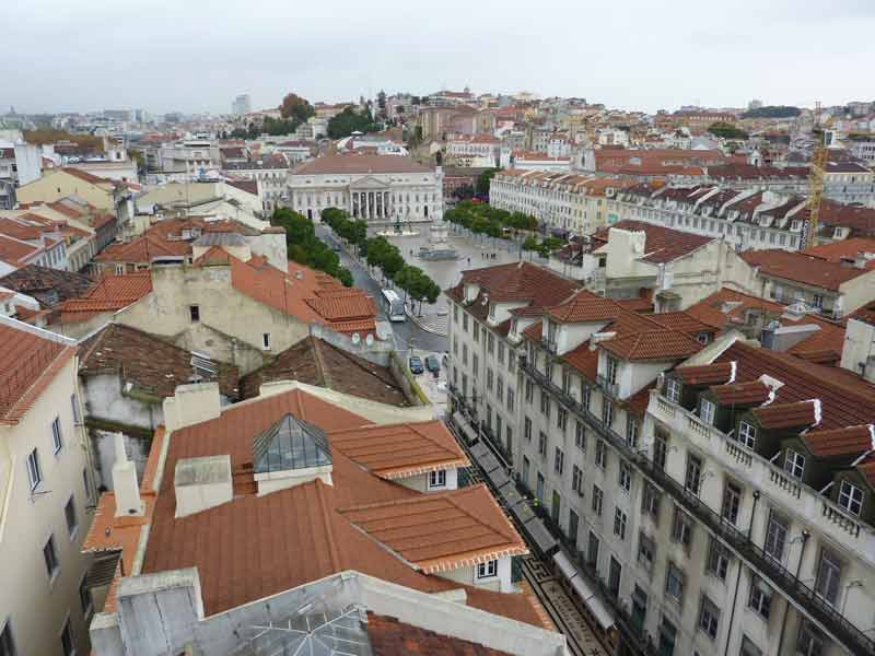 Vue sur la place Dom Pedro IV depuis la plate-forme d'observation de l'ascenceur de Santa justa de Lisbonne