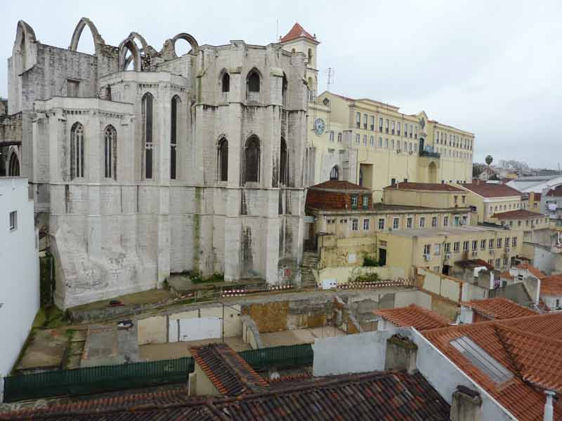 Vue sur le couvent des Carmes depuis la plateforme d'observation de l'elevador de Santa Justa de Lisbonne