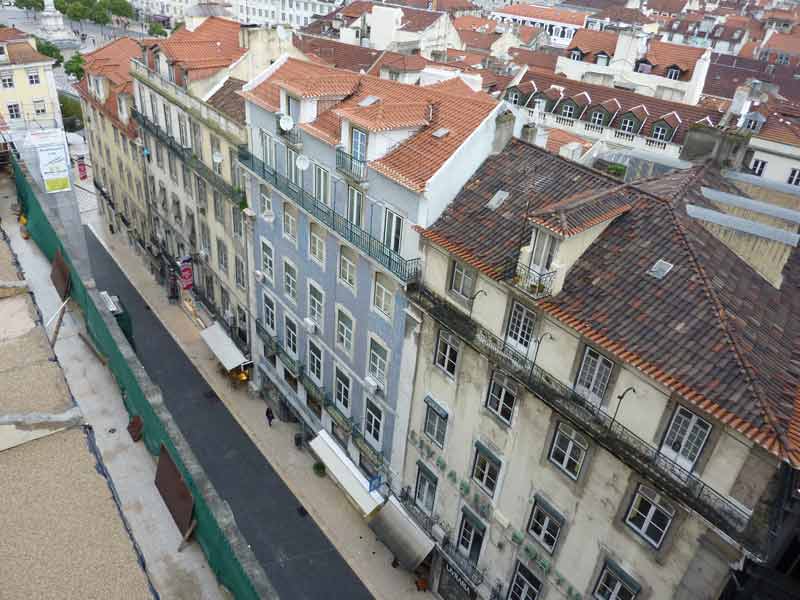 Vue sur les toits de la rua do Carmo depuis l'observatoire de l'ascenceur de Santa justa de Lisbonne