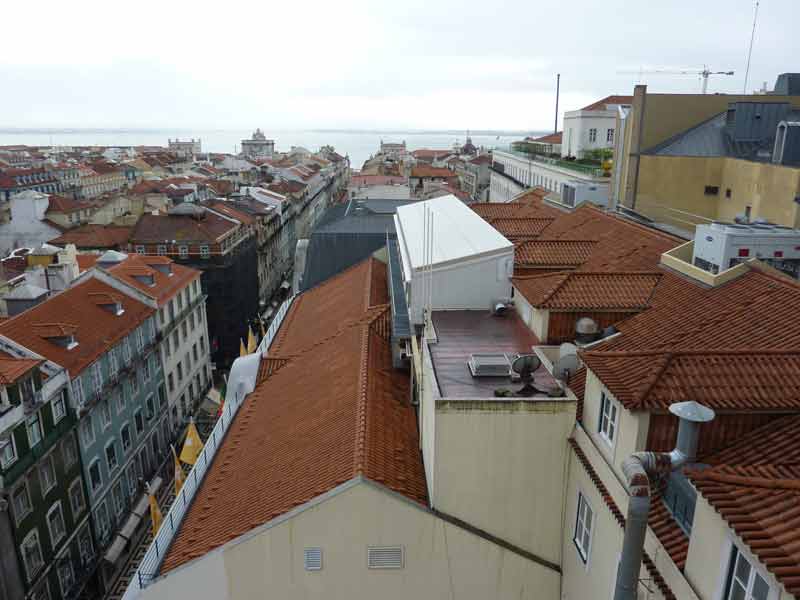 Vue sur les toits de la rua Aurea depuis depuis la plateforme d'observation de l'elevador de Santa Justa de Lisbonne