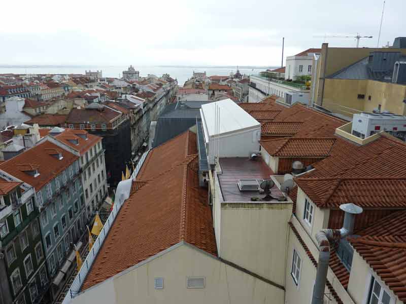 Vue sur les toits de la rua Aurea depuis depuis la plateforme d'observation de l'elevador de Santa Justa de Lisbonne
