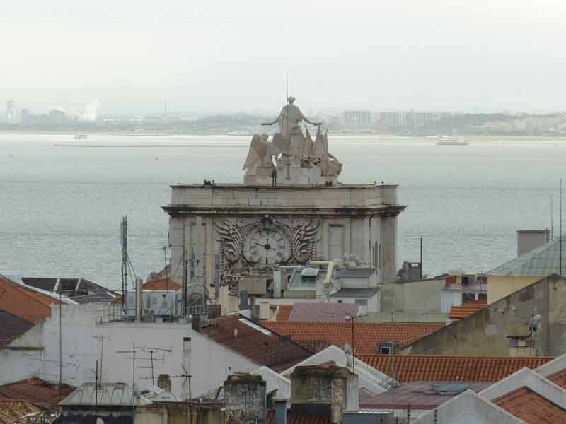 Vue sur les sculptures de Célestin Anatole Calmels au sommet de l'Arc de triomphe de Lisbonne depuis la plateforme d'observation de l'ascenceur de Santa justa