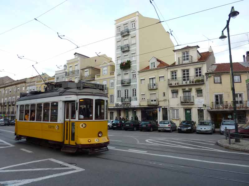 Tram 28 dans le quartier Graça, Lisbonne (Portugal)
