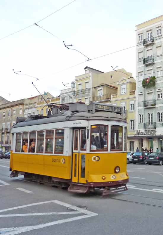 Tram 28 dans le quartier de Graa  Lisbonne