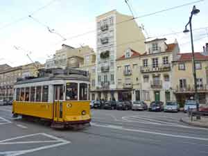 Tram 28 qui traverse le quartier résidentiel et populaire de Graça