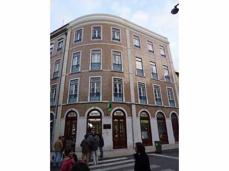 Façade avant de la farmácia Morão dans le quartier Graça à Lisbonne (Portugal)