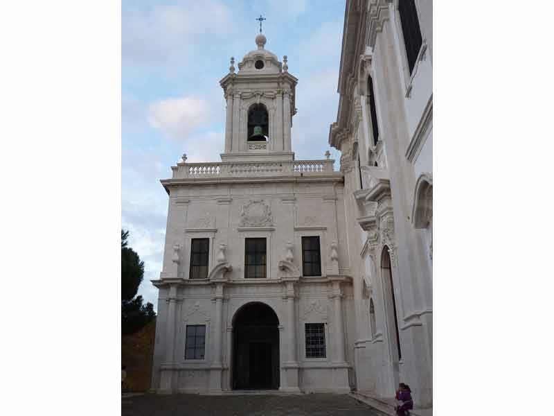 Clocher de l'église de Notre-Dame de Grâce dans le quartier Graça à Lisbonne (Portugal)