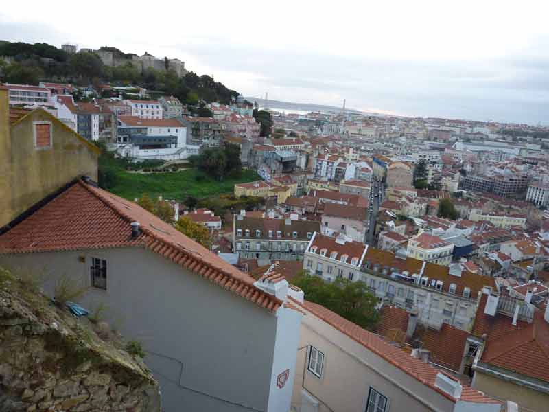 Vue sur les toits de Lisbonne depuis le Miradouro da Graça (Portugal)