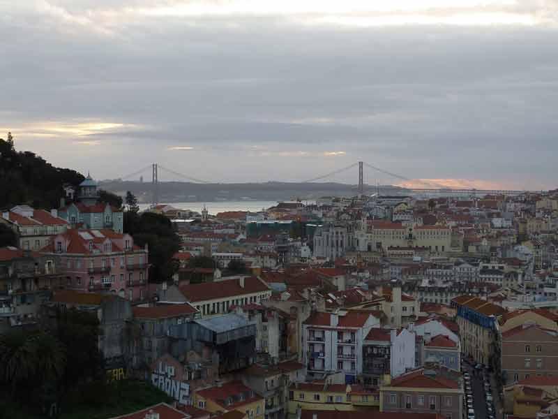 Miradouro da Graça : vue sur les toits de Lisbonne et sur le pont du 25 avril