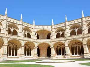 cloître du monastère des Hiéronymites, chef-d’œuvre de l'architecture manuéline, dans le quartier de Belém à Lisbonne (Portugal)