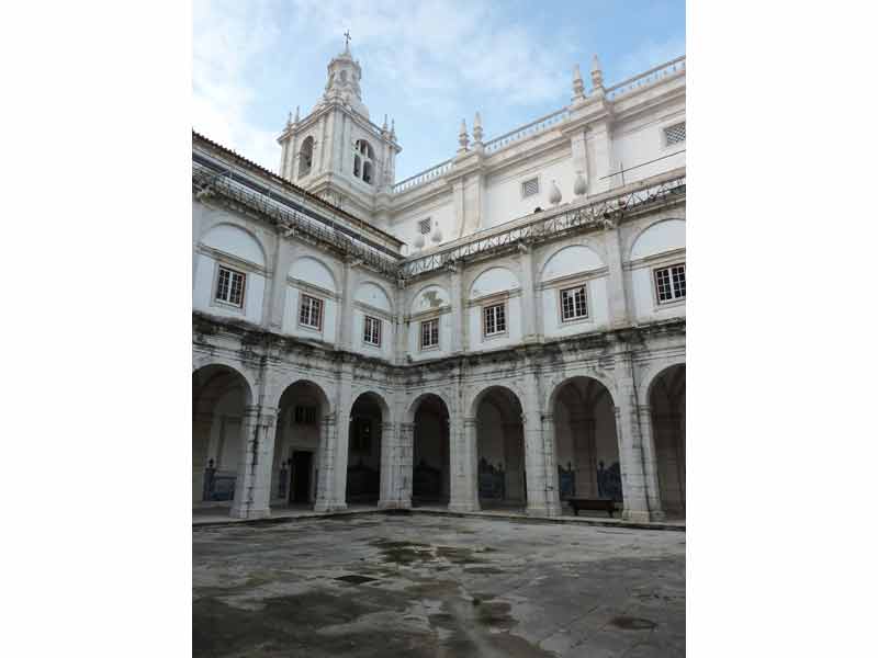 Cour intérieure du monastère Saint-Vincent hors-les-murs (mosteiro de São Vicente de Fora) à Lisbonne