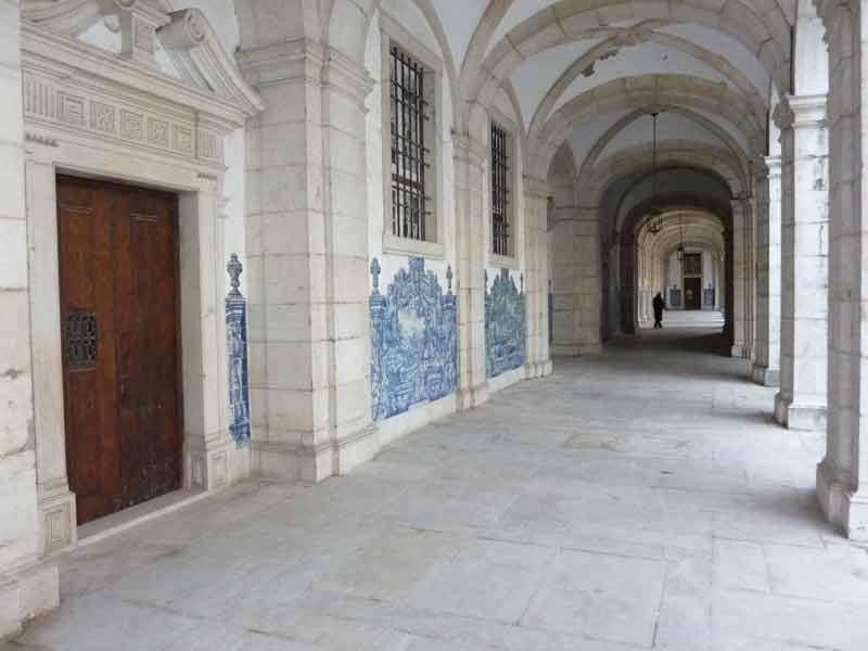 Azulejos dans un couloir du cloître du monastère Saint-Vincent de Fora représentant des scènes de la vie quotidienne d'autrefois (Lisbonne, Portugal)