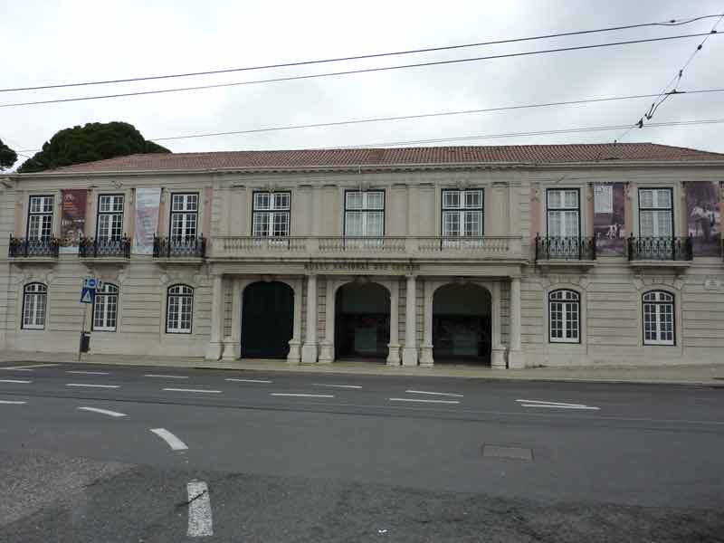 Photo de la façade du musée des carrosses (museu dos coches) prise depuis l'avenida da Índia à Lisbonne (Portugal)
