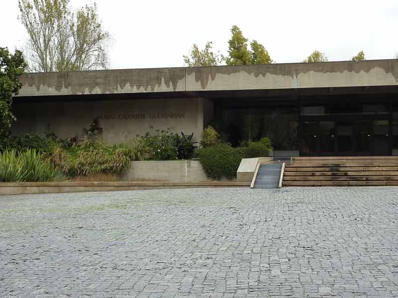 Entrée du bâtiment du musée Gulbenkian (Lisbonne)