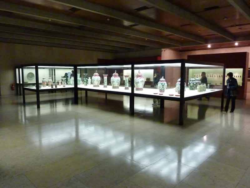 Salle du musée Gulbenkian exposant des oeuvres d'art, Lisbonne (Portugal)
