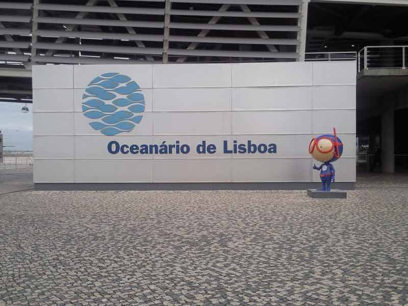 Panneau Oceanario de Lisboa à l'entrée de l'océanarium de Lisbonne (Portugal)