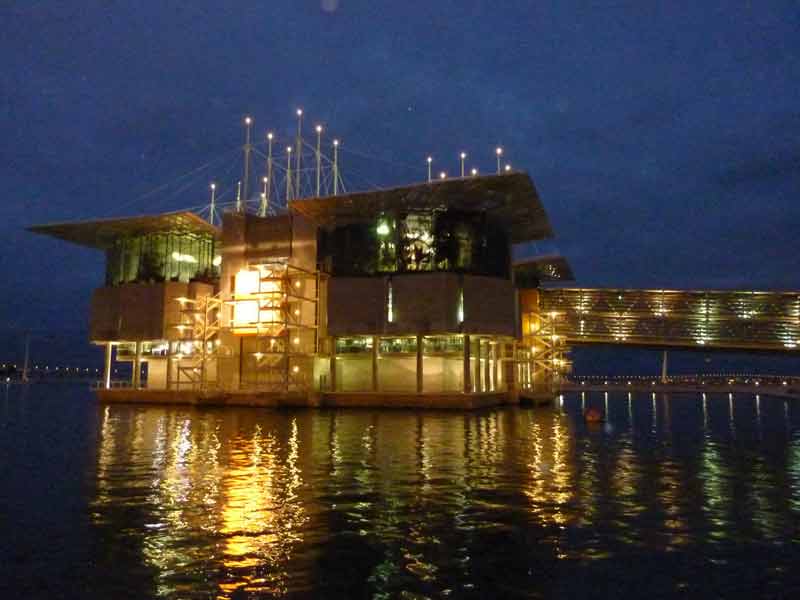 Vue de nuit sur le bâtiment qui abrite l'oceanário de Lisboa (Portugal)