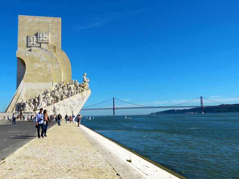 Vue sur le monument des Découvertes (padrão dos Descobrimentos) et sur le pont du 25 avril (Lisbonne, Portugal)