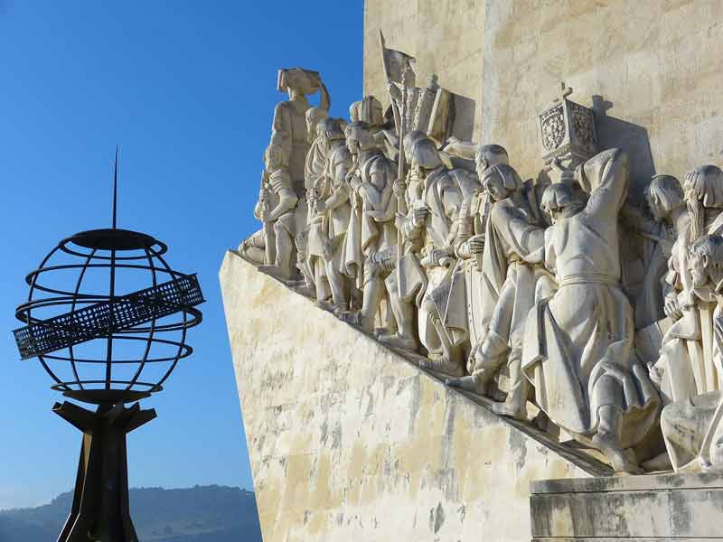 Sculptures des navigateurs portugais célèbres sur le monument des découvertes à Lisbonne