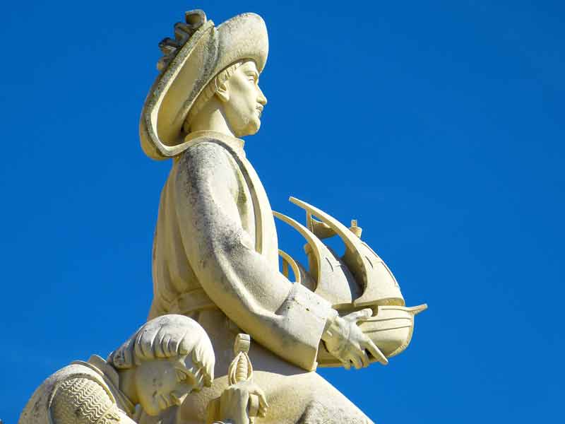 Statue de Henri le Navigateur tenant une maquette de caraque dans ses mains sur le monument des Découvertes (padrão dos Descobrimentos) à Lisbonne