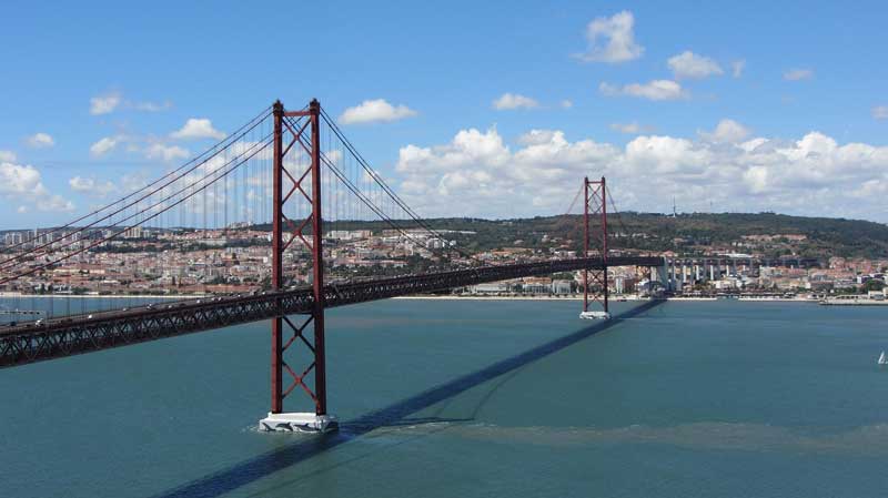 Vue sur le pont suspendu du 25 avril (Ponte 25 de Abril) et sur Lisbonne (Portugal)