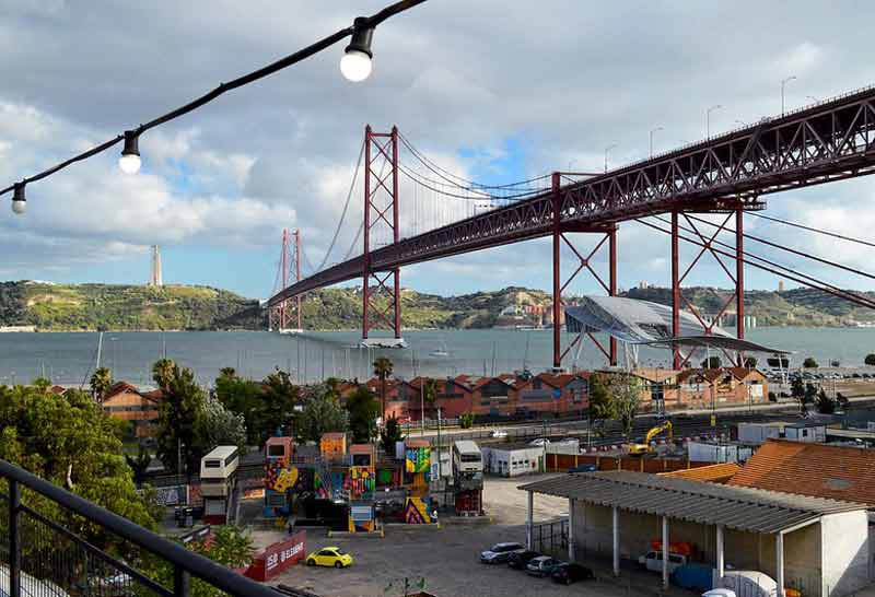 LX factory : espace artistique et commercial situé au bord du Tage en dessous du pont du 25 avril (ponte 25 de abril) dans le quartier d'Alcântara à Lisbonne (Portugal)