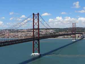 Vue sur le pont du 25 avril (Ponte 25 de Abril) et sur le Tage, Lisbonne