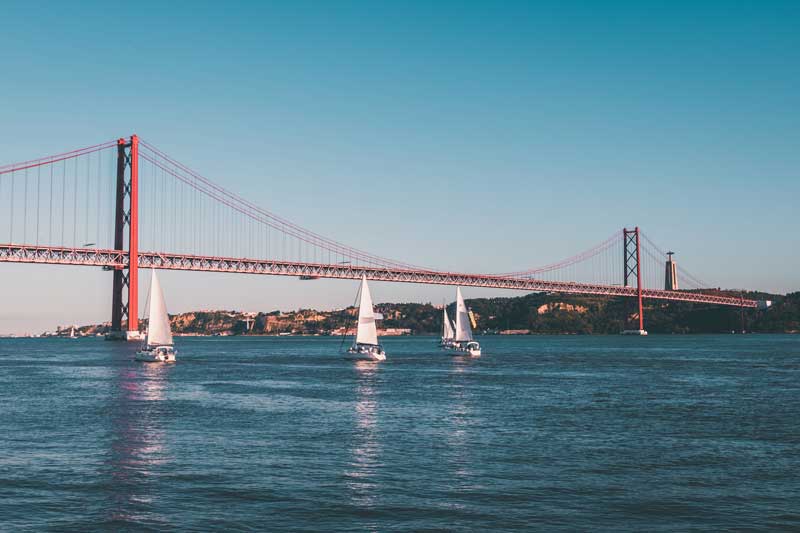 Excursion en bateau sur le Tage depuis le quartier de Belem avec vue sur le pont suspendu du 25 avril (ponte 25 de abril), Lisbonne, Portugal