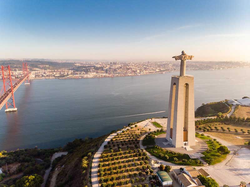 Vue du ciel sur le Cristo Rei, le pont suspendu du 25 avril (ponte 25 de abril), le Tage et la ville de Lisbonne