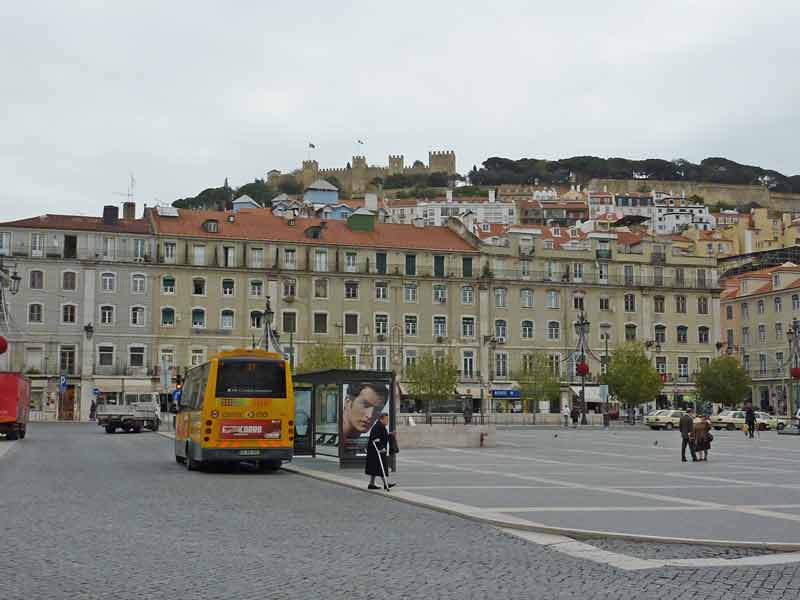 Photo de la place du Figuier (praça da Figueira) avec vue sur le château Saint-Georges, Lisbonne (Portugal)
