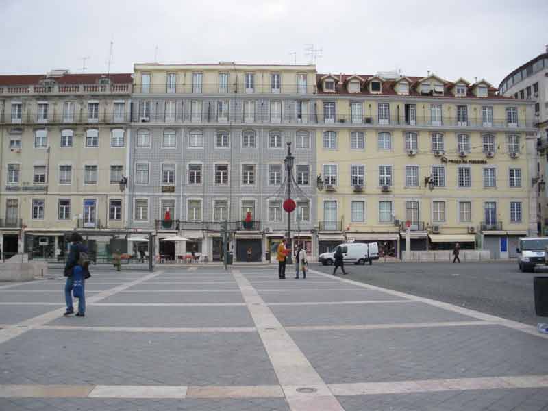 Immeubles qui bordent la praça da Figueira de Lisbonne (Portugal)