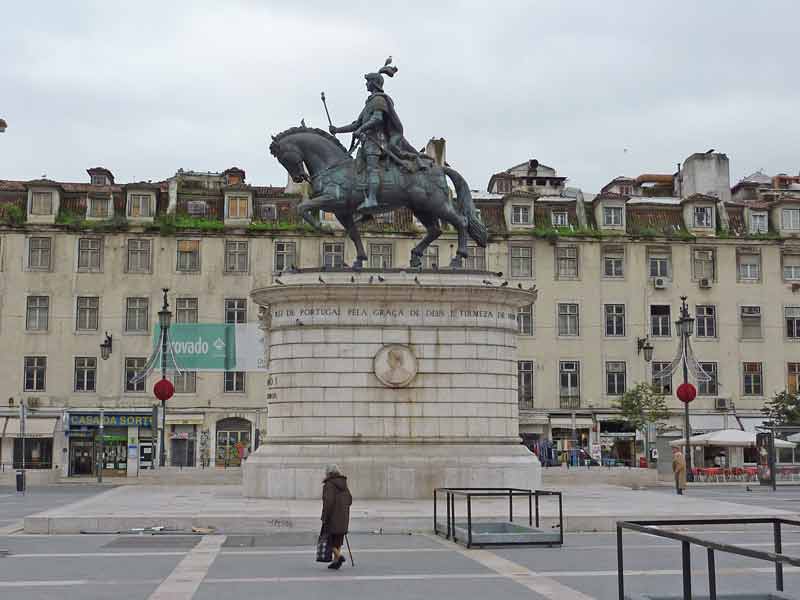 Statue équestre de Jean 1er (dixième roi du Portugal) sur la place du Figuier (praça da Figueira) à Lisbonne, Portugal