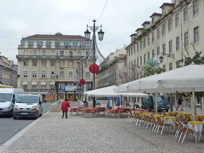 Terrasses de cafés sur la praça da Figueira de Lisbonne (Portugal)