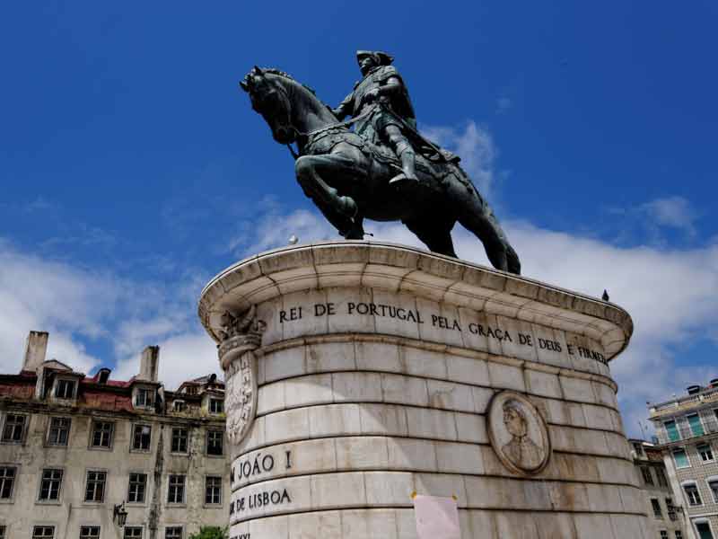 Statue de Dom Joo I sur la praa da Figueira (place du Figuier)  Lisbonne