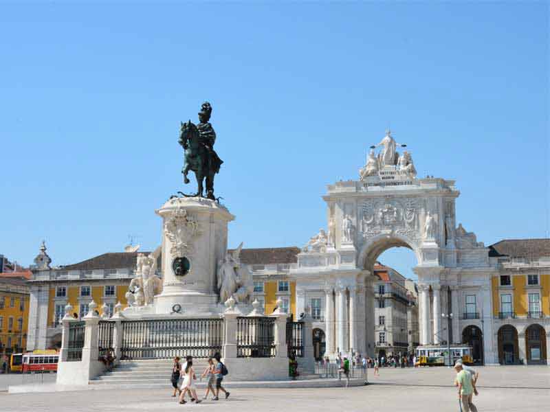 Statue équestre du roi Joseph Ier et arc de triomphe sur la place du commerce (Praça do Comércio) à Lisbonne (Portugal)