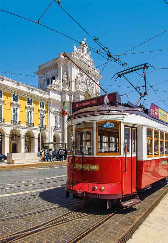 Tramway rouge sur la place du commerce  Lisbonne