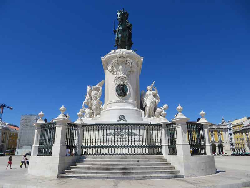 Photo prise au pied de la statue équestre du roi Joseph Ier sur la place du commerce (praça do Comércio) à Lisbonne (Portugal)