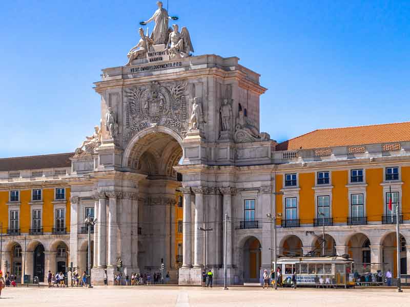 Arc de triomphe sur la place du commerce (Praça do Comércio) à Lisbonne (Portugal)