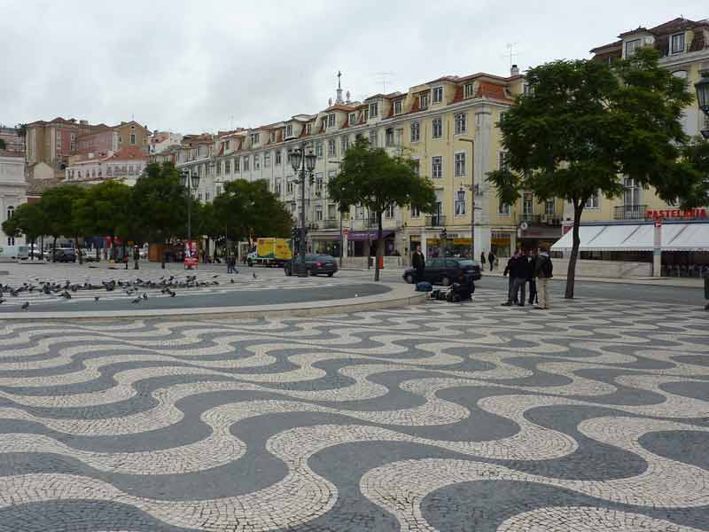 Sol ondulé de la place Don Pedro IV (Rossio) à Lisbonne (Portugal)