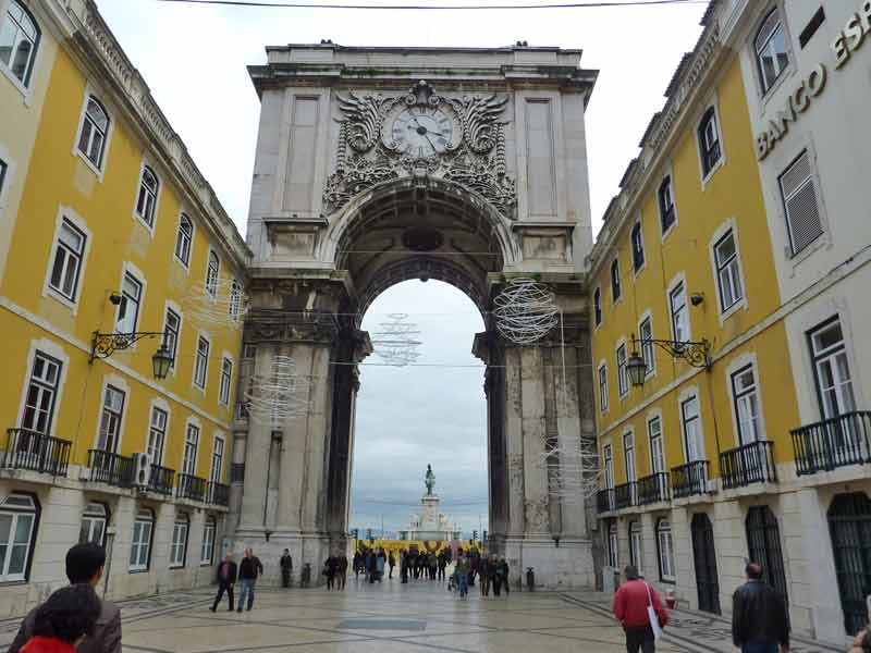 Arc de triomphe vue depuis la rua Augusta à Lisbonne (Portugal)