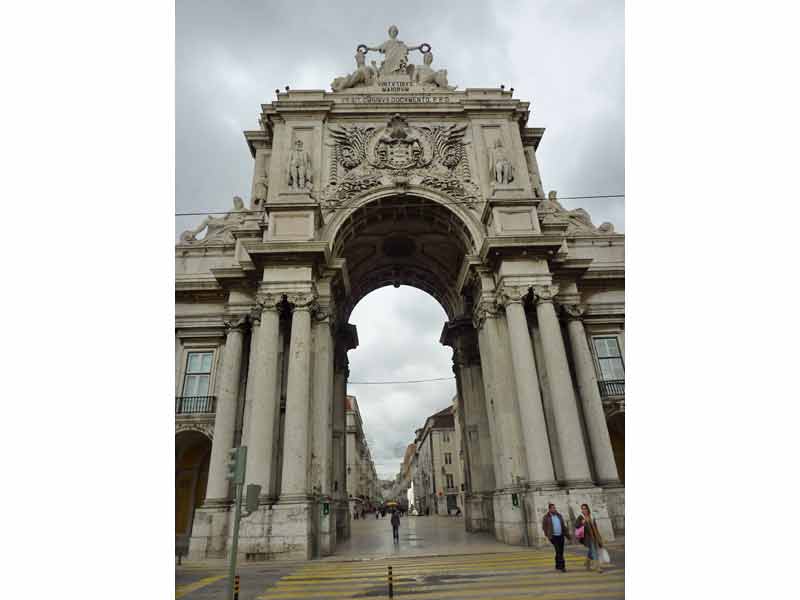 Gros plan sur l'Arc de triomphe de Lisbonne depuis la place du commerce (Portugal)