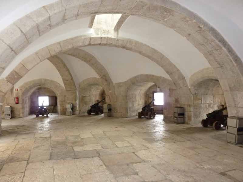 Canons dans une salle voûtée de la tour de Belém (Lisbonne, Portugal)