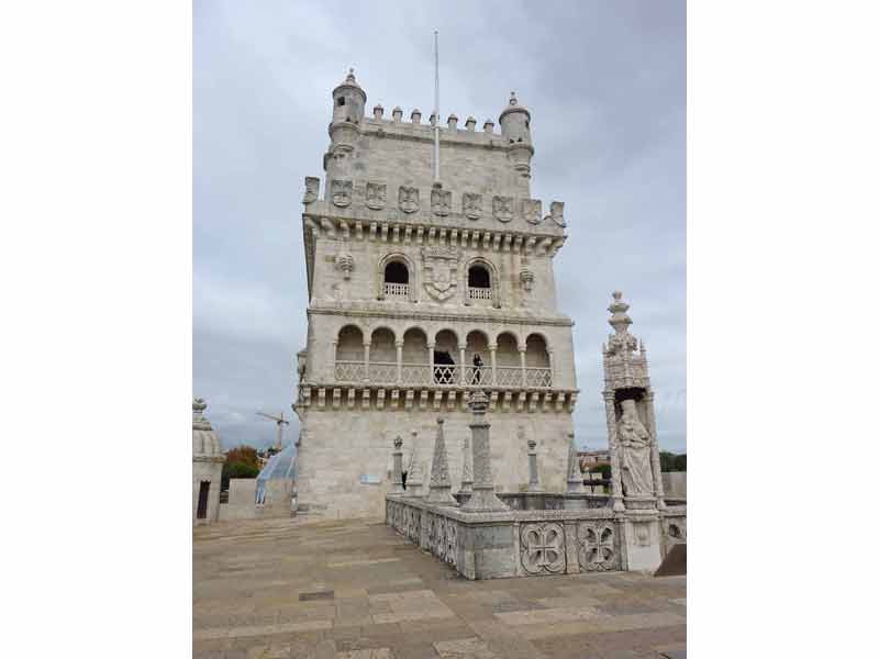 Vue sur la façade sud de la tour de Belém et sur la statue de la Vierge aux raisins, Lisbonne