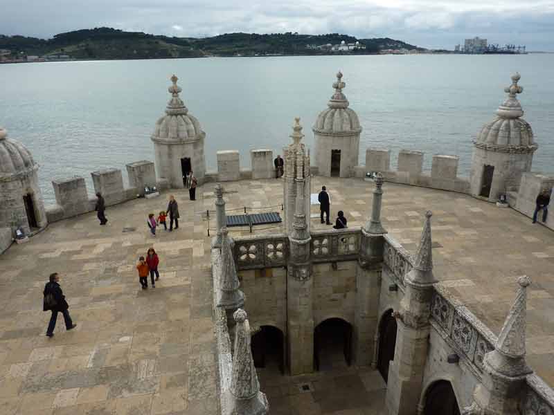 Vue sur la terrasse et sur les tours de guet de la tour de Belém depuis le sommet de la tour de Belém, Lisbonne (Portugal)