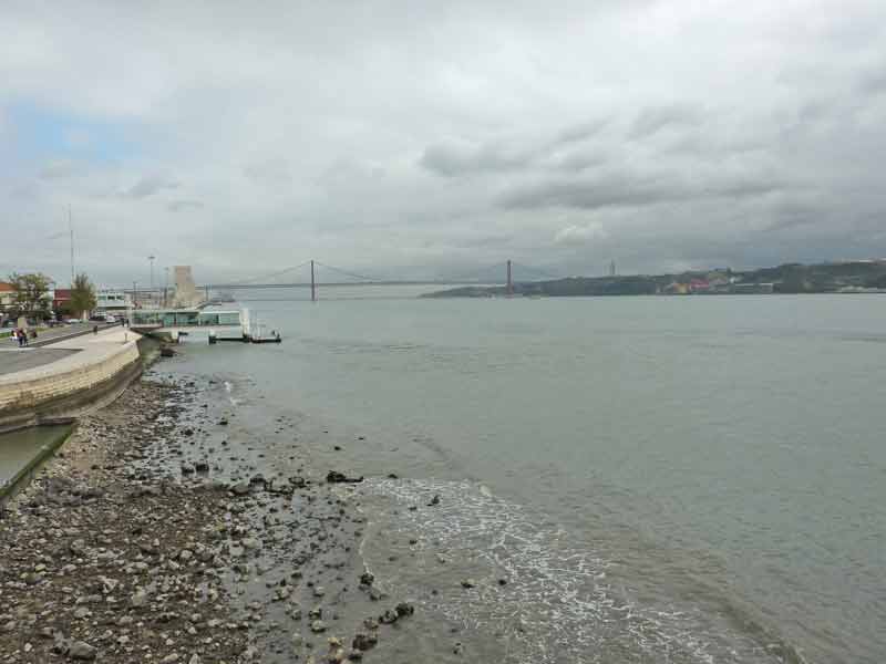 Vue sur le pont du 25 avril depuis la terrasse de la tour de Belém, Lisbonne