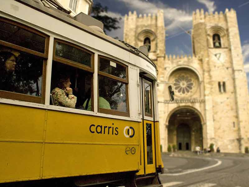 Tram 28 devant la cathdrale de Lisbonne (Portugal)
