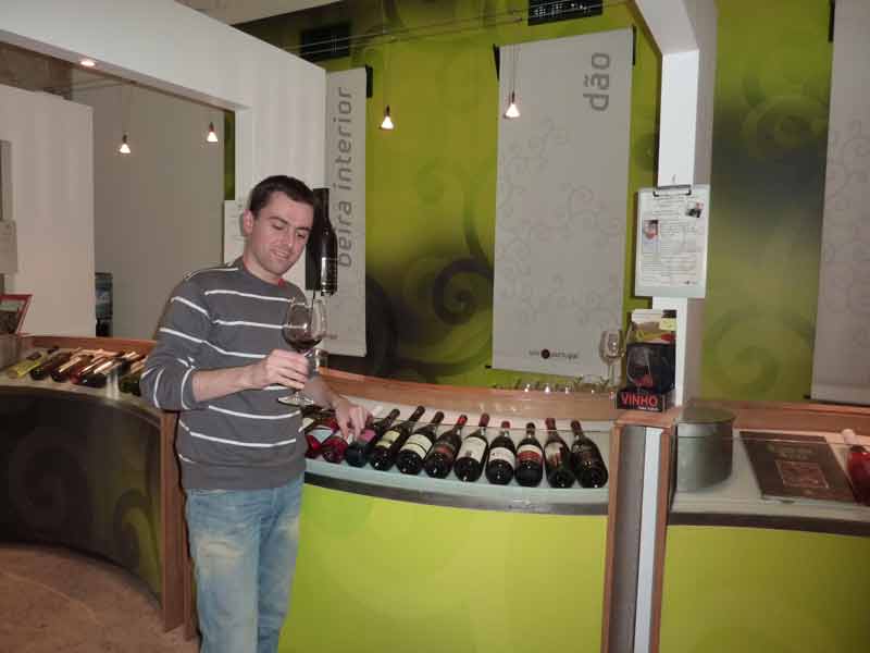 Homme qui déguste un vin portugais au ViniPortugal (place du commerce, Lisbonne, Portugal)
